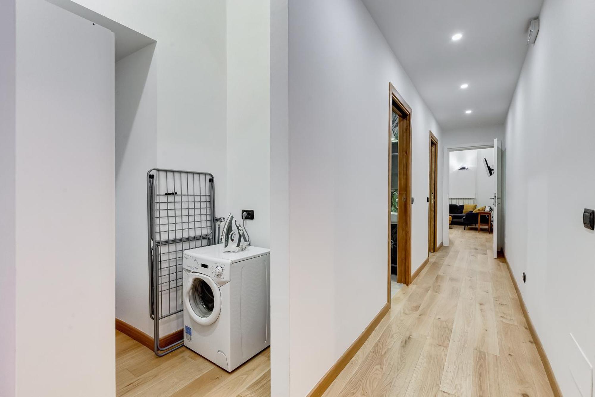 3-bedroom Near Trastevere Station * Rom